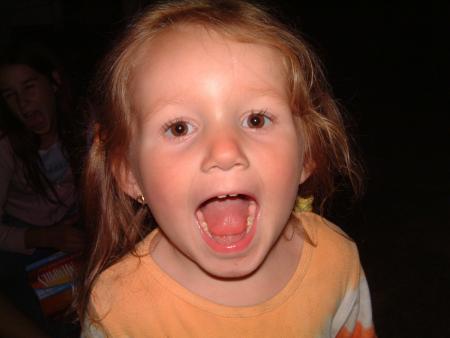 je vs présente éléna la petite soeur dune copine elle est trop mignonne cette tiote